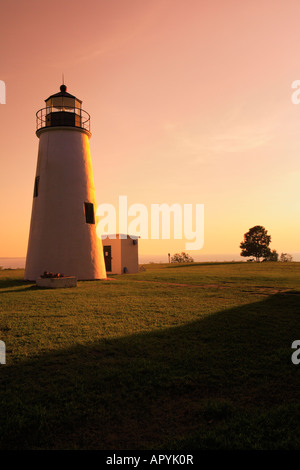 Coucher du soleil, la Turquie Point Lighthouse, Elk Neck State Park, au nord-est, Maryland, États-Unis Banque D'Images