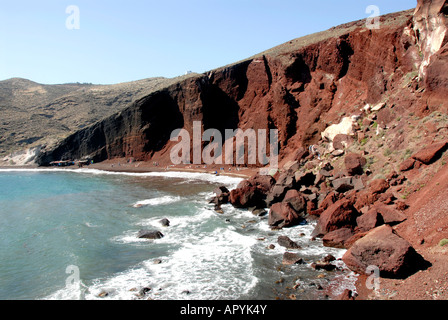 Plage rouge près de l'île de Santorin, Akrotiri, Grèce Banque D'Images