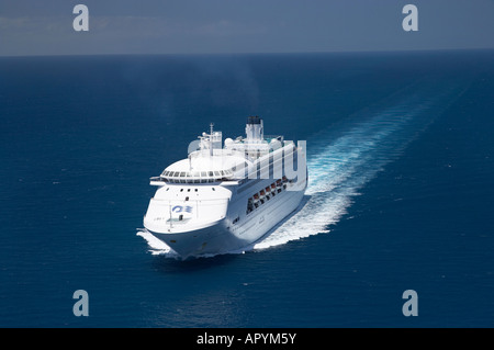 Regal Princess bateau de croisière près de Cape Tribulation Grande Barrière de corail du nord du Queensland en Australie aerial Banque D'Images