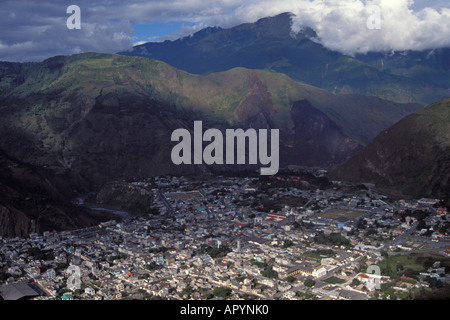 Ville de Banos, niché dans les montagnes des Andes Equateur Amérique du Sud Banque D'Images