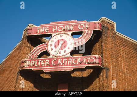 Virginia Dixon Réveil et signe pour Walter C Knack company sur l'extérieur de l'édifice en brique Banque D'Images
