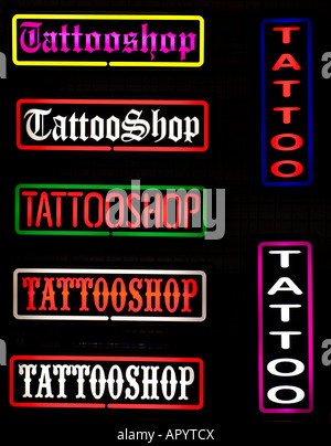 Beaucoup de multi-couleur tatouage signe illuminent les rues. Photo par Jim Holden. Banque D'Images