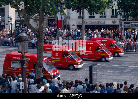 EU FR France Ile de France Paris 8 ème arrondissement 14 juillet Parde Bastille Day Ambulance la célèbre Avenue des Champs Banque D'Images