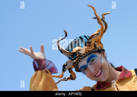 Une jeune femme dans le maquillage et le costume d'un bouffon ou clown. Banque D'Images