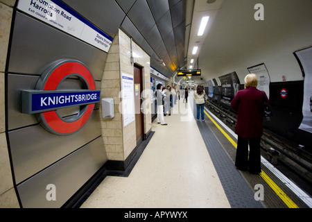 Arrêt de métro Knightsbridge dans le métro de Londres, London UK 125 2007 Banque D'Images