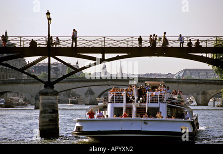 Paris Pont des Arts et bateau de tourisme sur Seine Banque D'Images