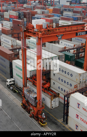 Vue du grand terminal de fret de conteneurs à Kwai Chung, Hong Kong, Chine. Banque D'Images