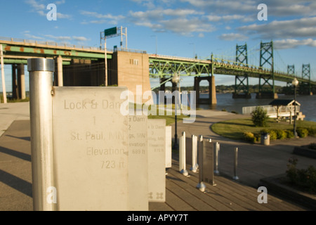 L'IOWA Bettendorf marqueurs sur étapes écluses le long du fleuve Mississippi Interstate highway bridge parc éducatif Banque D'Images