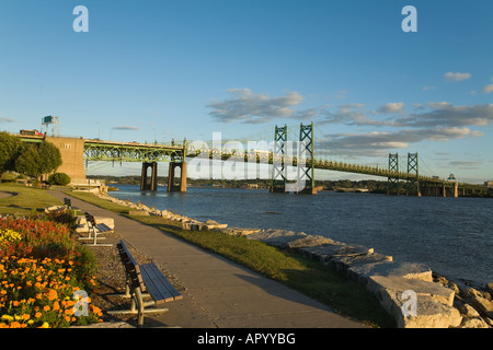 L'IOWA Bettendorf des bancs le long du sentier de la rivière grande autoroute deux ponts au-dessus du fleuve Mississippi Banque D'Images