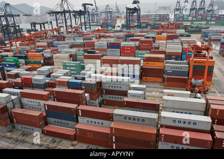 Vue du grand terminal de fret de conteneurs à Kwai Chung, Hong Kong, Chine. Banque D'Images