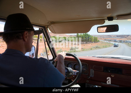 Sur la route avec une jeep entre Page (Arizona) et Canon de l'Antilope, Navajo Nation Réservation, Arizona, USA Banque D'Images