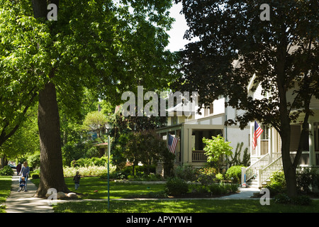 Oak Park ILLINOIS maisons le long de l'Avenue de la forêt quartier historique de Frank Lloyd Wright mère avec enfants poussette on sidewalk Banque D'Images