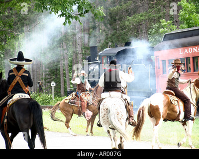 Un gang de voleurs de cowboy voler un train à vapeur dans le désert dans le nord du Wisconsin Banque D'Images