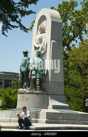 Oak Park ILLINOIS Man sitting and reading book base de War Memorial Monument situé dans le parc des statues de Scoville Banque D'Images