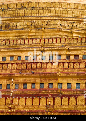 Libre de feuille d'or sur Shwezigon Paya temple dans le vieux Bagan Myanmar Banque D'Images