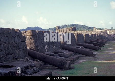 Rangée de cannon à Fuerte San Jéronimo fort colonial espagnol, Portobelo, Panama, Amérique Centrale Banque D'Images