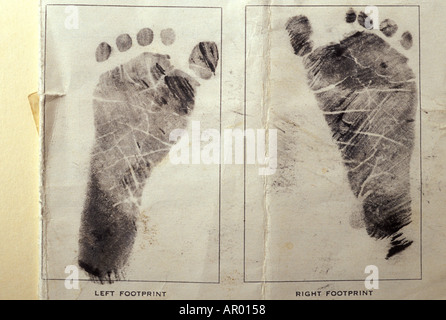 L Empreinte Du Bebe A Partir De L Encre Sur Le Certificat De Naissance Photo Stock Alamy L Empreinte Du Bebe A Partir De L Encre Sur Le Certificat De Naissance Photo Stock Alamy