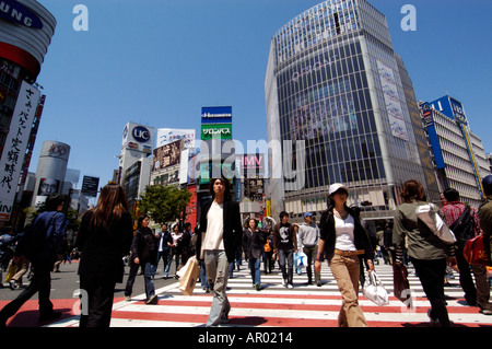 Les piétons traversent Hachiko à Shibuya crossing busy Tokyo Japon Banque D'Images