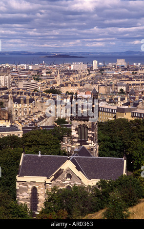 Les bâtiments en pierre de la nouvelle ville d'Edimbourg et Leith avec le Firth of Forth en Écosse Banque D'Images