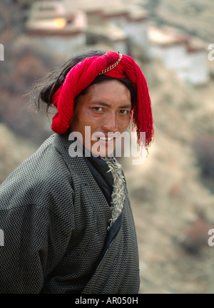 Un pèlerin de KHAM visite le monastère de DRIGUNG DANS LE TIBET CENTRAL Banque D'Images