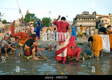 Les femmes qui effectuent le rituel puja. Assi Ghat. Gange. Varanasi. L'Inde Banque D'Images