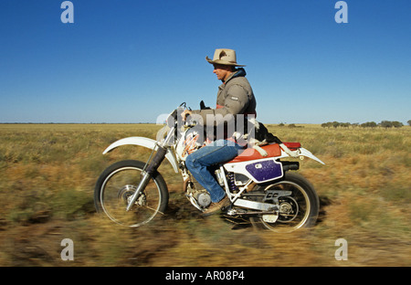 Cowboy avec deux chiens sur moto, Queensland, Australie Banque D'Images