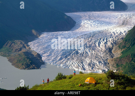 Camping au-dessus du glacier de Mendenhall & Lake Juneau Alaska southeast randonnées adultes famille Banque D'Images