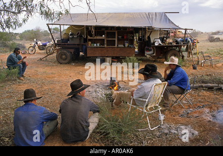 Les éleveurs s'asseoir autour de la remorque cuisine cuisiniers, Kidman Station, South Australia, Australia Banque D'Images