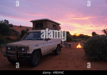 Toyota Landcruiser avec toit tente, camping dans le désert le soir, coucher de soleil, l'Australie du Sud, Australie Banque D'Images