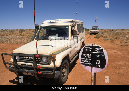 Signe fait-main pour 4RM traversée du désert de Simpson, qui se déplacent le long de la ligne française, Simpson Desert, Queensland, Australie Banque D'Images