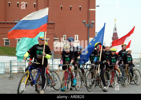 Les cyclistes sur la Place Rouge Moscou Russie Fédération de Russie International Marathon de la paix Tchernobyl Catyph Banque D'Images