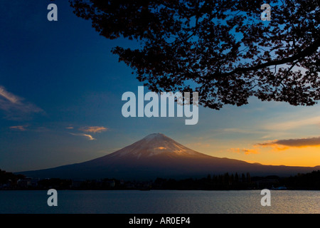 Mont Fuji au coucher du soleil vu de Kawaguchi Ko Japon Banque D'Images