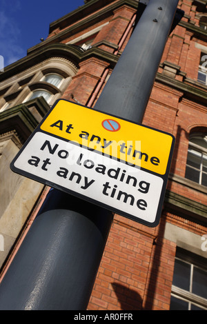 Pas d'arrêt et aucun signe d'alerte de chargement pour les véhicules le long des routes dans la ville de Leeds, Yorkshire UK Banque D'Images