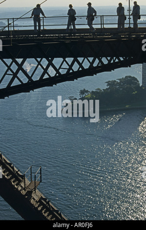 Les touristes debout sur le pont du port, le Harbour Bridge, Sydney, Sydney, New South Wales, Australie Banque D'Images