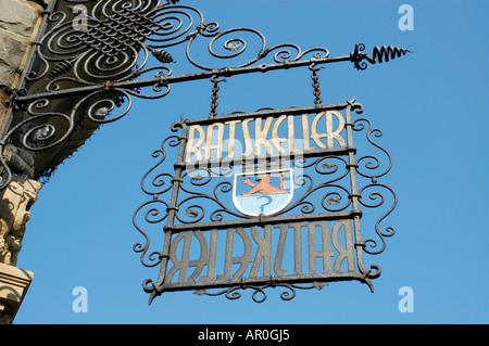 Inscrivez-fer forgé Ratskeller, emblème de Bergischer Lion, Remscheid, région du Bergisches Land, Rhénanie du Nord-Westphalie, Allemagne Banque D'Images