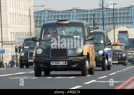 London Taxi noir voyageant le long d'une rue à Londres Banque D'Images