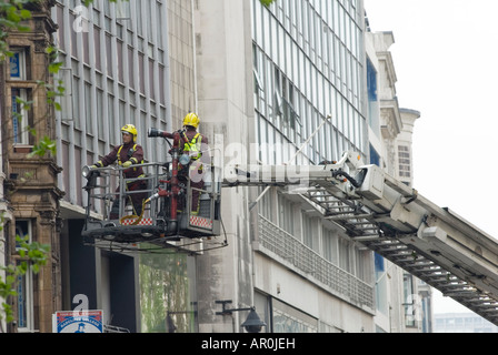 Les pompiers du service d'incendie de Londres sur une plate-forme participant à un incident à Londres, Angleterre Banque D'Images