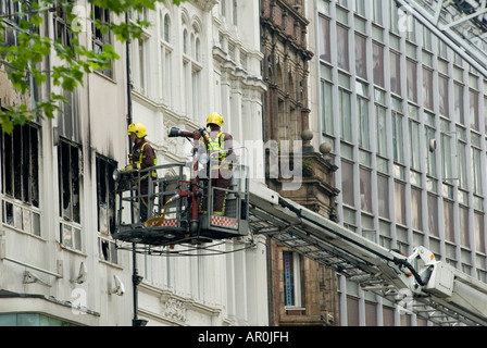 Les pompiers du service d'incendie de Londres sur une plate-forme participant à un incident à Londres, Angleterre Banque D'Images