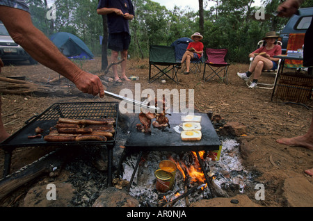 Ouvrir un feu de camp, l'Amérique, la cuisine sur un feu de camp ouvert à un camp de brousse, Kochen suis Lagerfeuer Banque D'Images