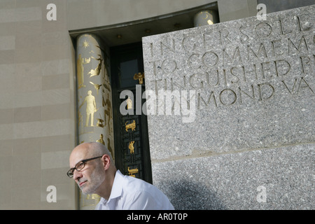 Homme mature avec des lunettes à la suite, contre memorial Banque D'Images