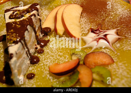 Morceau de gâteau et de fruits sur la plaque Banque D'Images