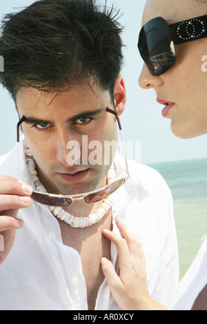 Jeune couple élégant à la plage. Banque D'Images