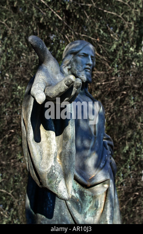 Sculpture de Jésus Christ en face d'un buisson Banque D'Images