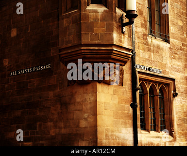 Coin de Passage Tous les Saints et la Trinity Street, Cambridge Banque D'Images