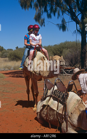 Des enfants assis sur un chameau, Kata Tjuta National Park, Territoire du Nord, Australie Banque D'Images