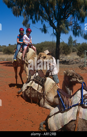 Des enfants assis sur un chameau, Kata Tjuta National Park, Territoire du Nord, Australie Banque D'Images