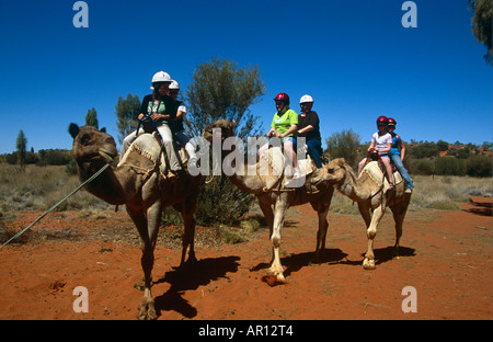 Train de chameaux et les cavaliers, Kata Tjuta National Park, Territoire du Nord, Australie Banque D'Images