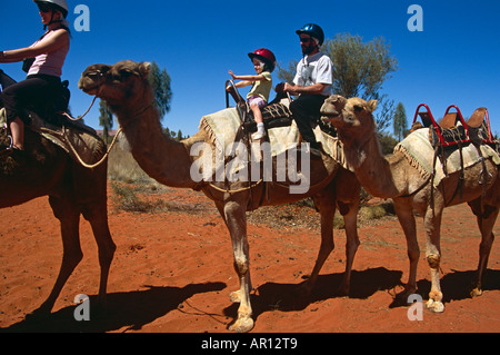 Train de chameaux et les cavaliers, Kata Tjuta National Park, Territoire du Nord, Australie Banque D'Images