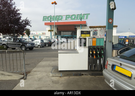 Supermarché français 'Rond Point' parking et station service Banque D'Images