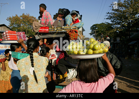 Les femmes vendant des fruits au pays de la gare routière, le Myanmar Banque D'Images